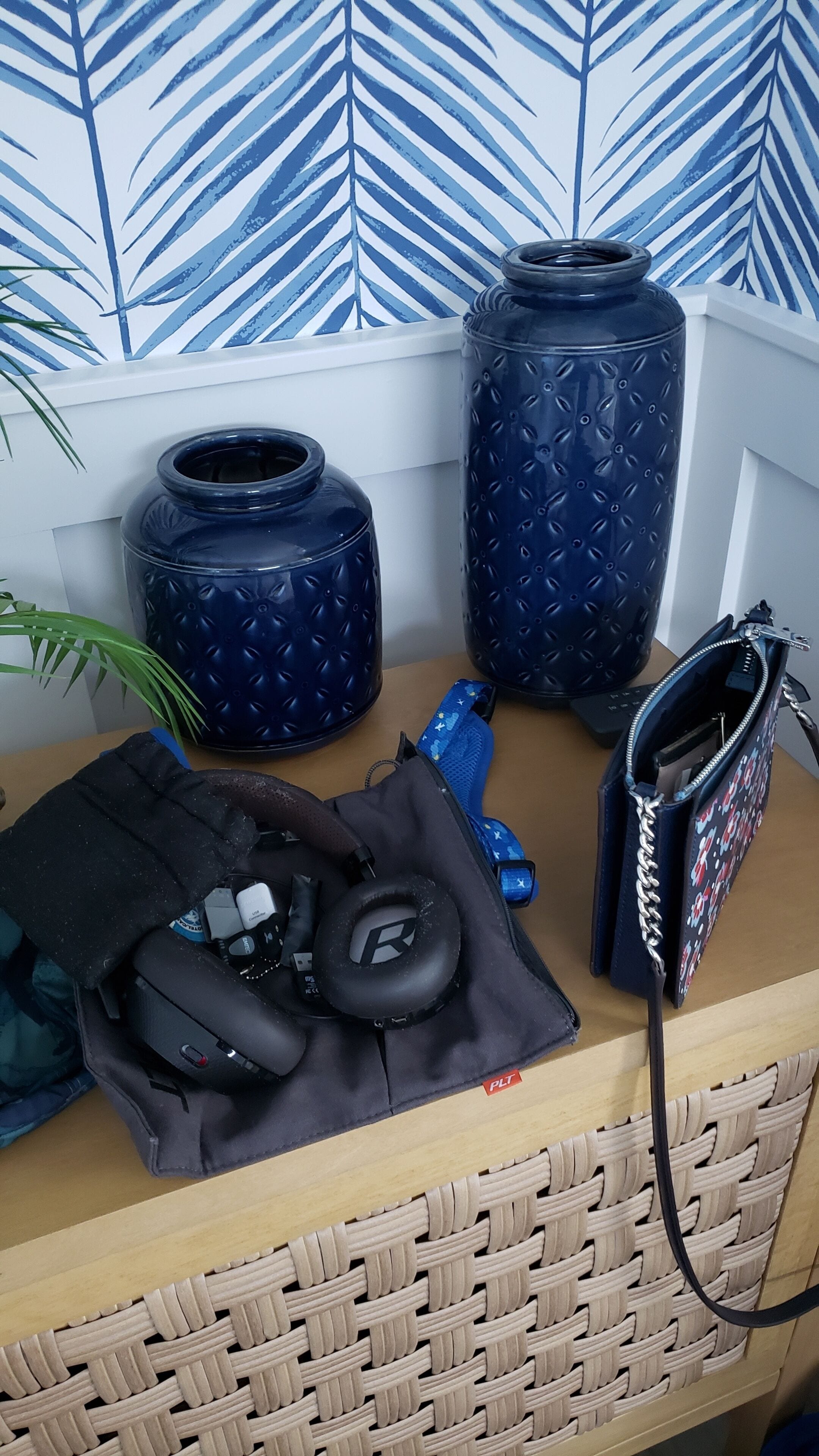 Cafetière-théière, réfrigérateur, four à micro-ondes, un four