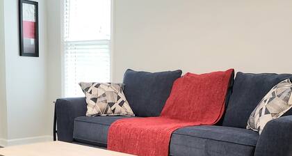 5 minutes to the theme park! Family-sized condo with game room & deck
