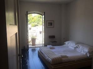2 Schlafzimmer, Reisekinderbett, kostenloses WLAN, Bettwäsche