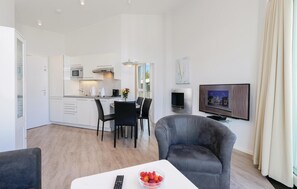 Apartment (Dünenvilla Penthouse Superior) | Living room | TV - Dünenvilla Penthouse Superior (Lübeck)