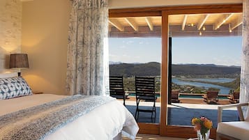1 habitación, minibar y ropa de cama