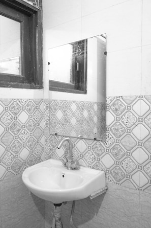 Habitación doble Deluxe | Baño | Regadera tipo lluvia, amenidades de baño de diseñador, toallas, jabón