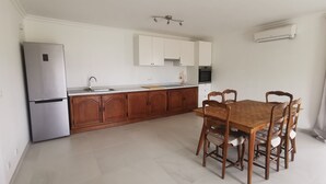 Coffee/tea maker, fridge, microwave, oven - Séjour en Pleine Nature, vue Imprenable, Jacuzzi (Contes)
