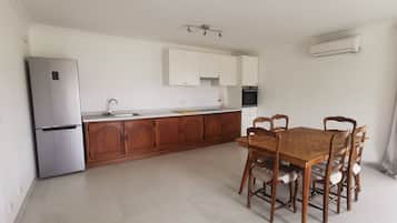 Fridge, oven, stovetop, coffee/tea maker