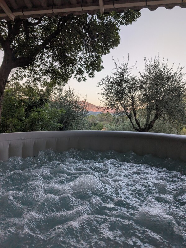 Outdoor spa tub - Séjour en Pleine Nature, vue Imprenable, Jacuzzi (Contes)