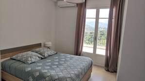 2 bedrooms, iron/ironing board, travel crib, WiFi (free) - Séjour en Pleine Nature, vue Imprenable, Jacuzzi (Contes)