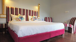 Room | Egyptian cotton sheets, premium bedding, free WiFi, bed sheets - Hotel Apple Flower (Manali)