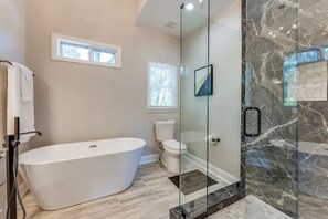 Douche, séchoir à cheveux, savon, shampooing
