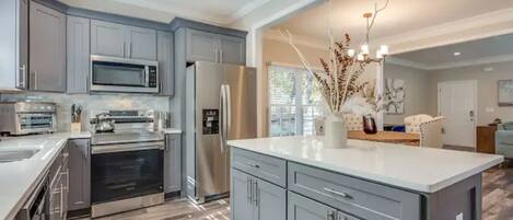 Réfrigérateur, micro-ondes, four, lave-vaisselle