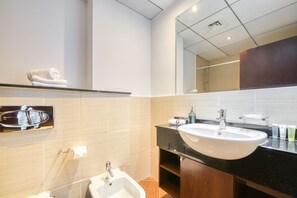 Luxury Apartment | Bathroom | Separate bathtub and shower, hair dryer, towels - The Jewels Tower (Dubai)