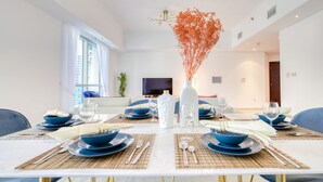 Luxury-Apartment | Essbereich im Zimmer