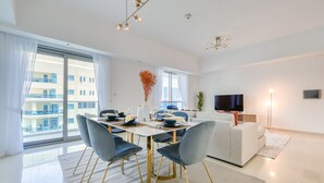 Luxury-Apartment | Essbereich im Zimmer