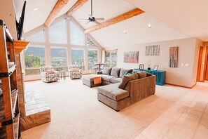 Smart TV, caminetto, studio