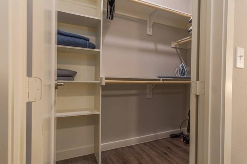 Boulevard Stays Pool Gym Parking 1BR King Suite A