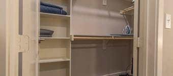 Boulevard Stays Pool Gym Parking 1BR King Suite A