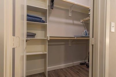 Boulevard Stays Pool Gym Parking 1BR King Suite A
