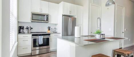 Refrigerador, microondas, horno, placa de cocina
