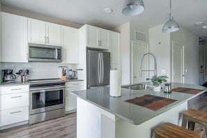 Geladeira, micro-ondas, fogão, cooktop