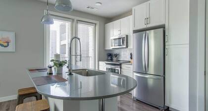 Boulevard Stays Pool Gym Parking 1BR King Suite C