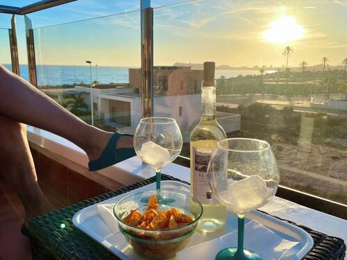 Modern Villa with sea views, close to beach. Air Con, Internet, WiFi & Sunsets !