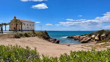 Vlak bij het strand, ligstoelen aan het strand