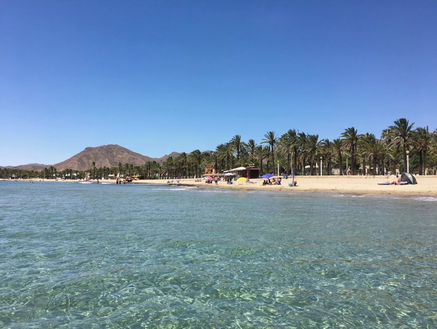 Una spiaggia nelle vicinanze, lettini da mare