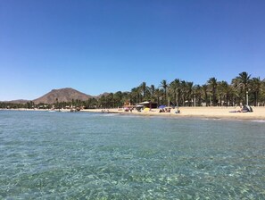 Vlak bij het strand, ligstoelen