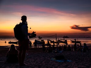 Beach nearby, beach bar - Slumber Party Koh Tao (Koh Tao)