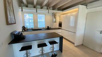 Kühlschrank, Ofen, Herdplatte, Kochgeschirr/Geschirr/Besteck