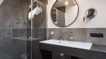 Dusj, hårføner, bidé og håndklær