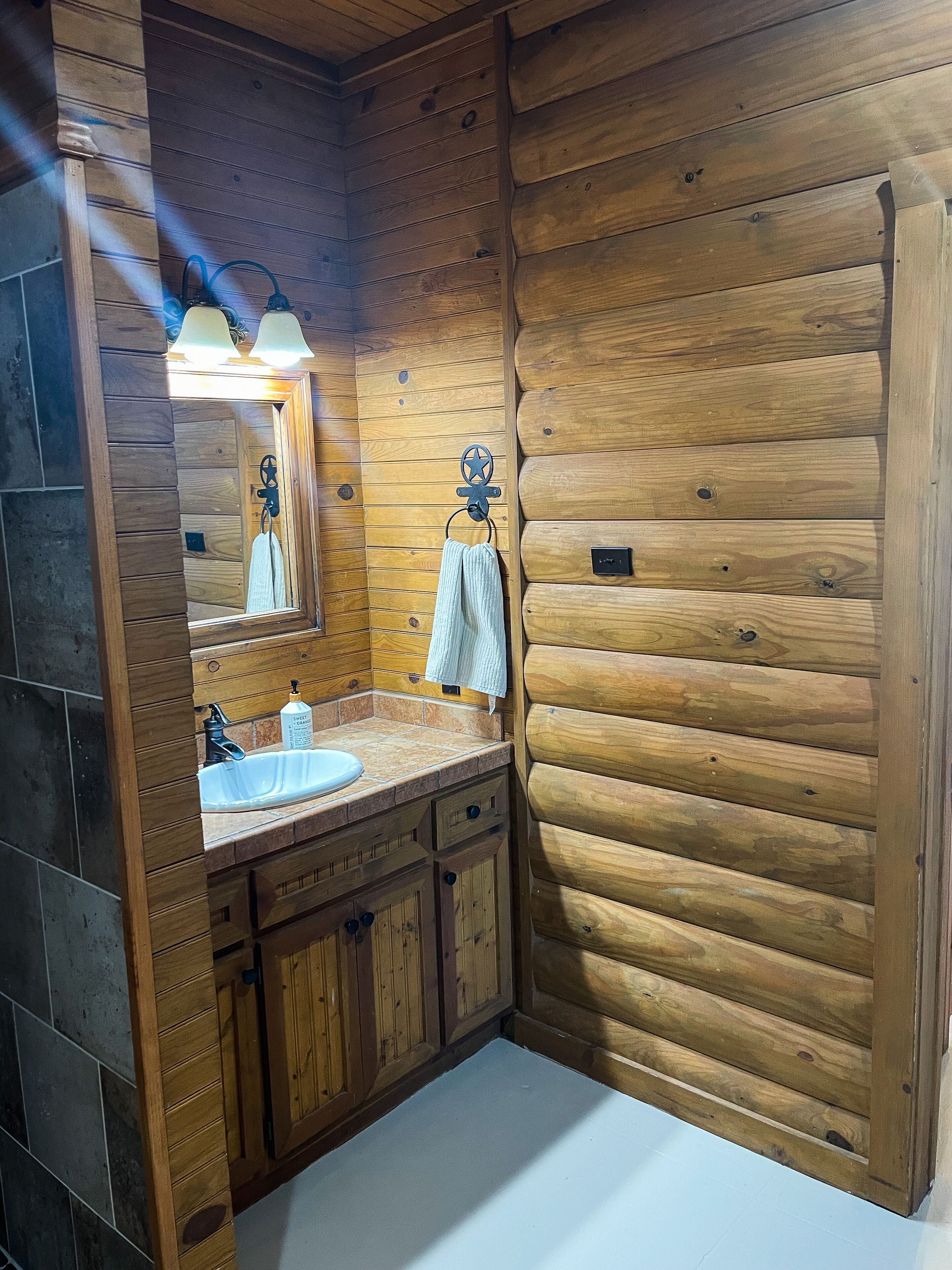 Beautiful Secluded Farmhouse Cabin