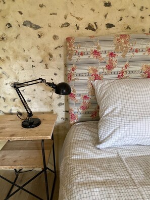 4 bedrooms, iron/ironing board, bed sheets