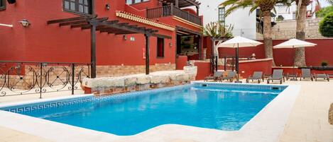 Piscine extérieure, accÚs possible de 9 h à 19 h, chaises longues