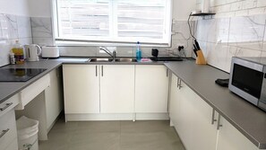 ثلاجة، ميكروويف، موقد طهي مسطح، محمصة خبز