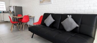 *Promo!* 2-Min to Train Station!