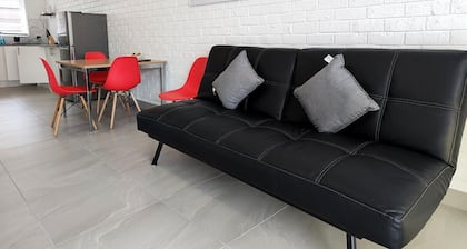 *Promo!* 2-Min to Train Station!