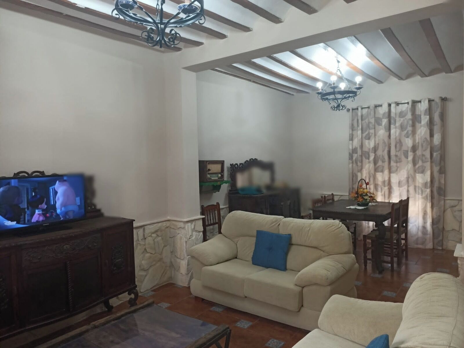 Een televisie, een open haard, een dvd-speler en een stereo