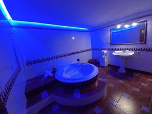 Tina, secadora de cabello, toallas 