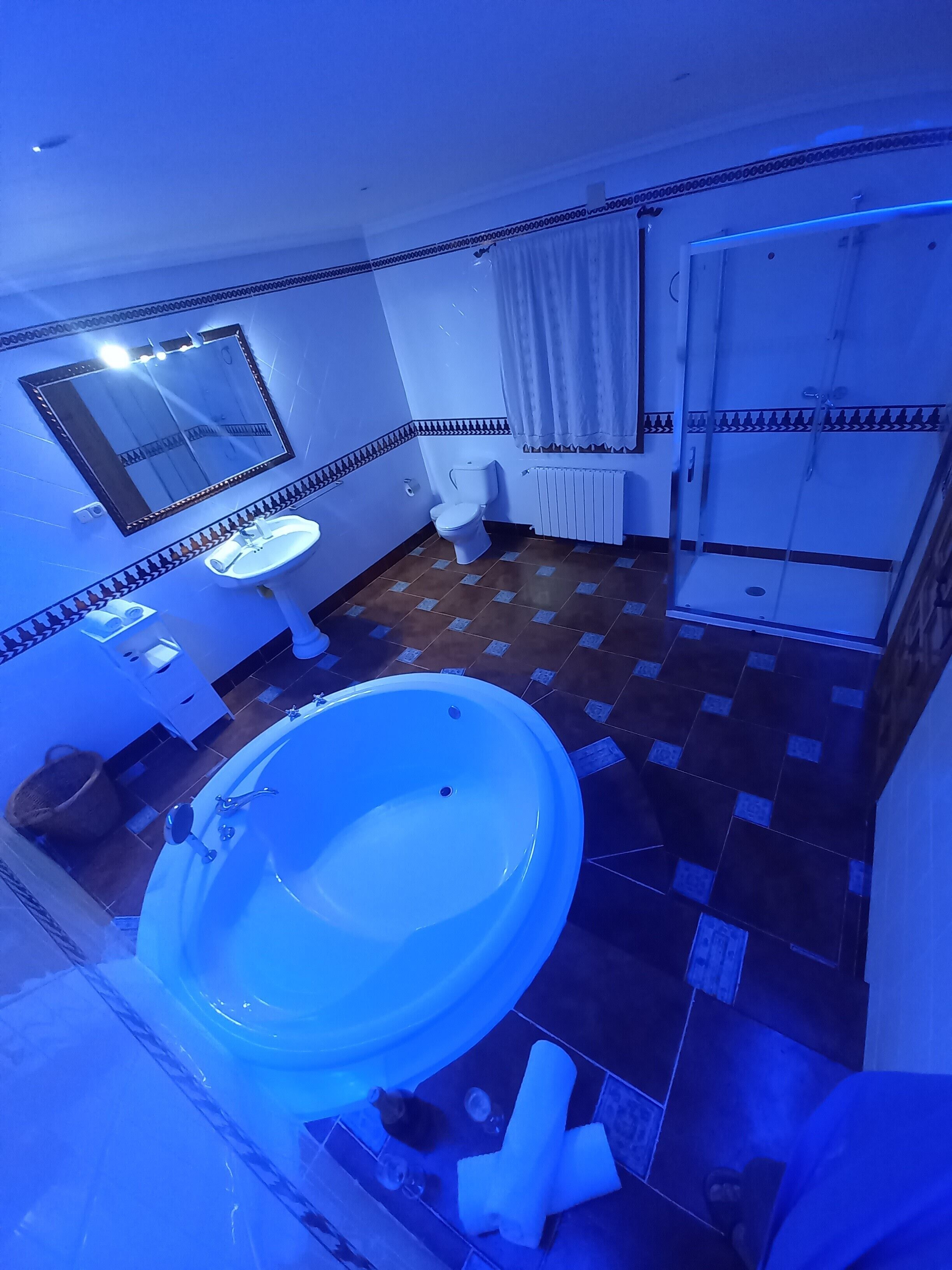 Un baño con un lavamanos grande, inodoro y zona de ducha.