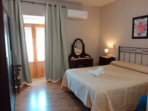 3 bedrooms, iron/ironing board, free WiFi, bed sheets - Holiday Home 'Batalla Navas de Tolosa' with Mountain View, Pool & Wi-Fi (Santa Elena)