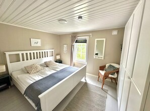2 Schlafzimmer, Schreibtisch, Bügeleisen/Bügelbrett, Reisekinderbett