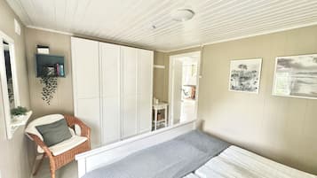 2 Schlafzimmer, Schreibtisch, Bügeleisen/Bügelbrett, Reisekinderbett