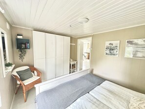 2 bedrooms, desk, iron/ironing board, travel crib