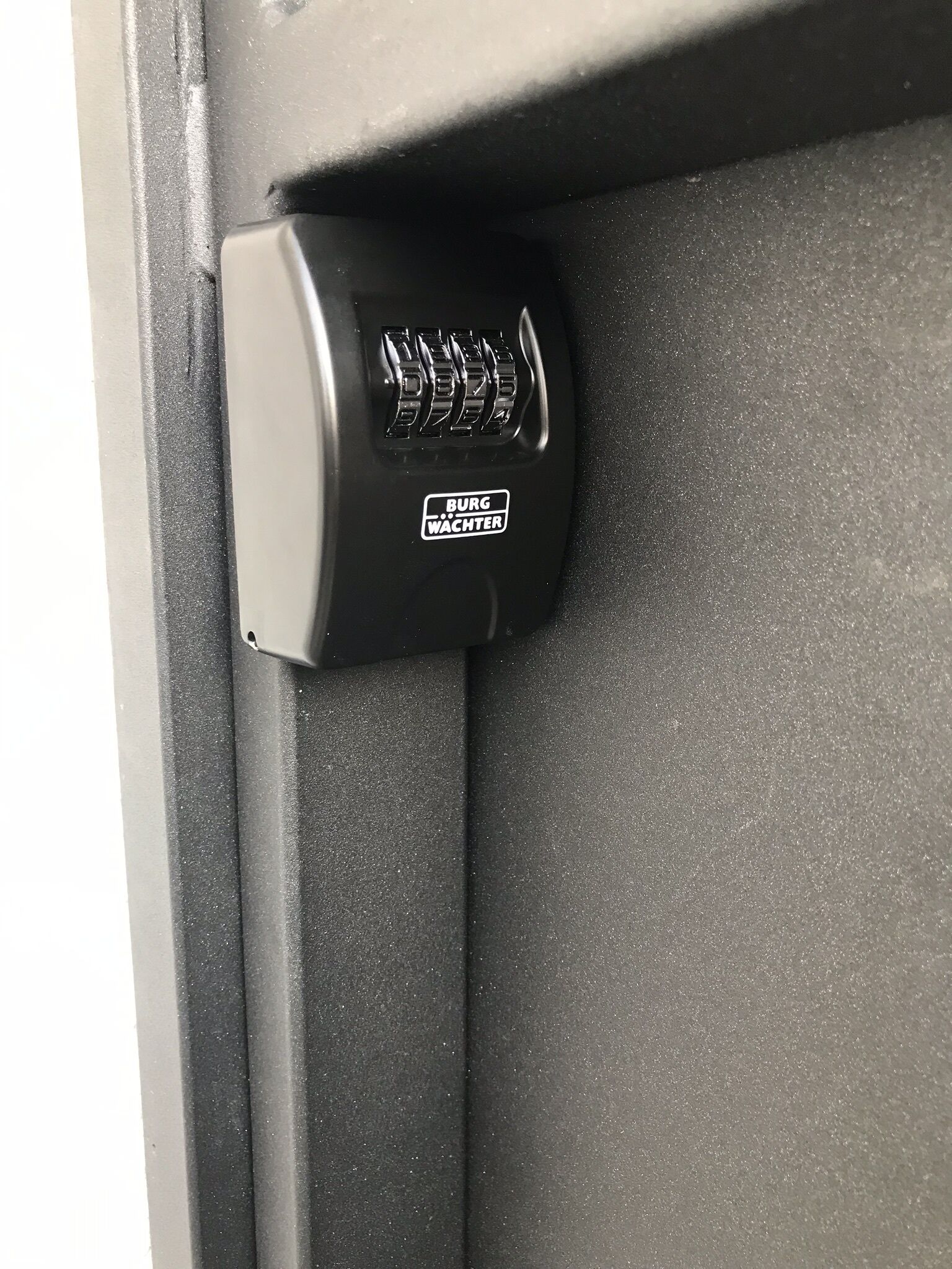 Et sort kontrolpanel med teksten "BURG WACHTER".