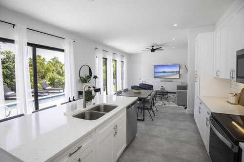 THE OASIS, Brand New Home, Screened in Heated Pool, Close to 5th Ave and Beach