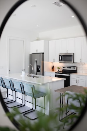 Frigorifero, microonde, forno, piano cottura