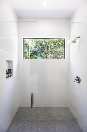 Combined shower/bathtub, hair dryer, towels, soap - THE OASIS, Brand New Home, Screened in Heated Pool, Close to 5th Ave and Beach (Naples)