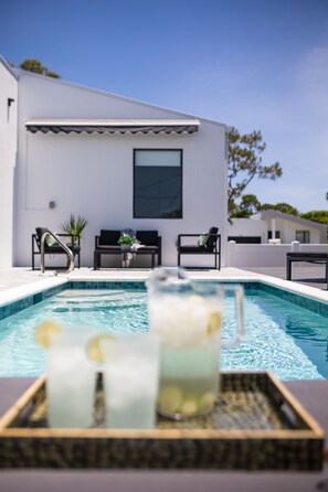 Una piscina al aire libre, una piscina climatizada