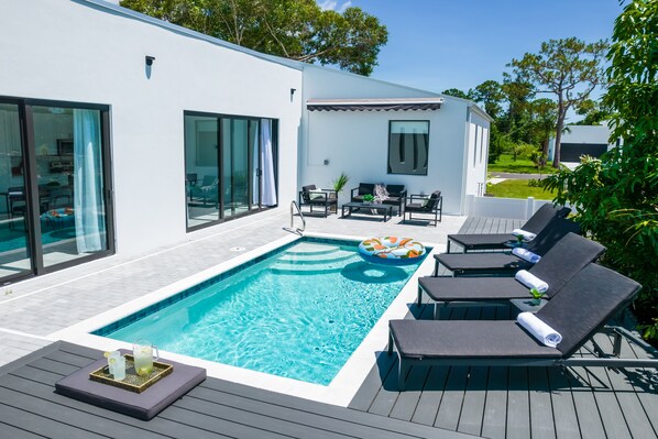 Una piscina al aire libre, una piscina climatizada