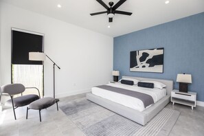 3 habitaciones, escritorio y tabla de planchar con plancha 